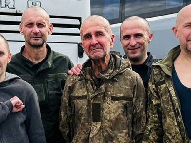 Today, former Kherson mayor Volodymyr Mykolayenko was also released from Russian captivity. The first photo shows him before he was captured by Russia, the second photo shows him after his release (he is in the centre) #Ukraine
