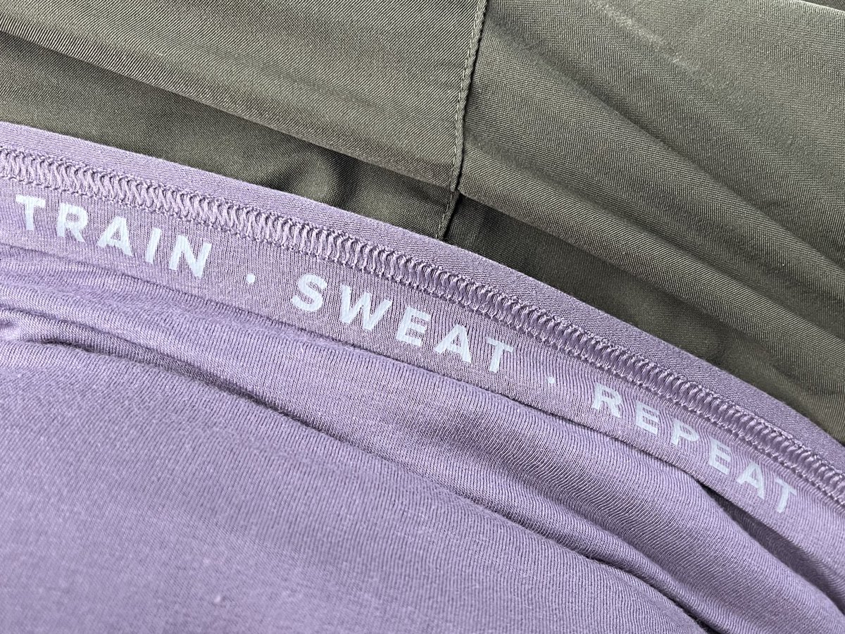 And pleasantly realised the smart branding by <a href="/GoAthlos/">Athlos</a>. Its smart to me bcoz i happened to see it by chance. Anyways, contrary to most brands - they dont seem to believe too much in badging their product. Love that!