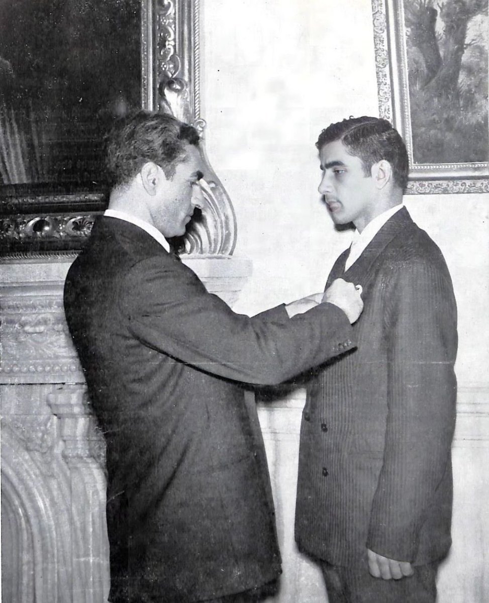 تصویری از زنده یاد جهان پهلوان #امامعلی_حبیبی هنگام دریافت نشان افتخار از محمدرضاشاه ، پس از المپیک ملبورن و کسب اولین مدال طلای تاریخ المپیک برای ایران

۱۳۳۵/۱۹۵۶