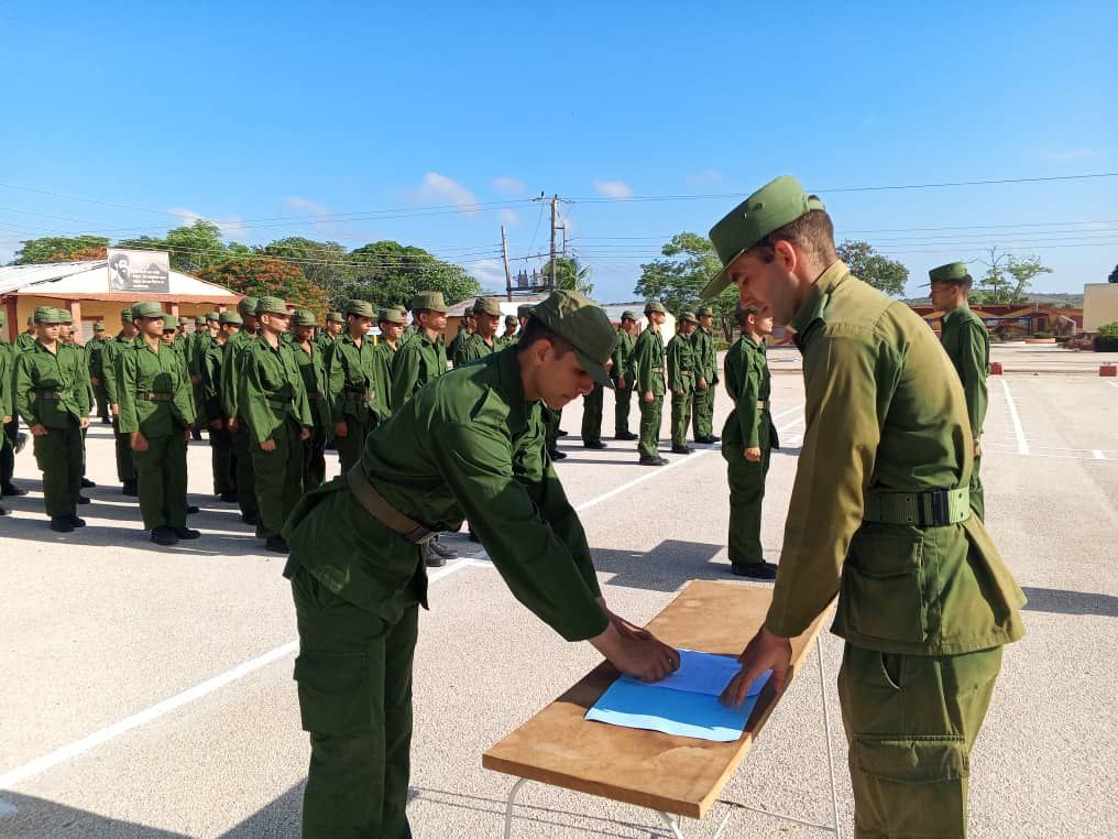 Jóvenes holguineros realizan su Juramento Militar y se incorporan a las Unidades Militares como soldados de la Patria.
#FARCuba