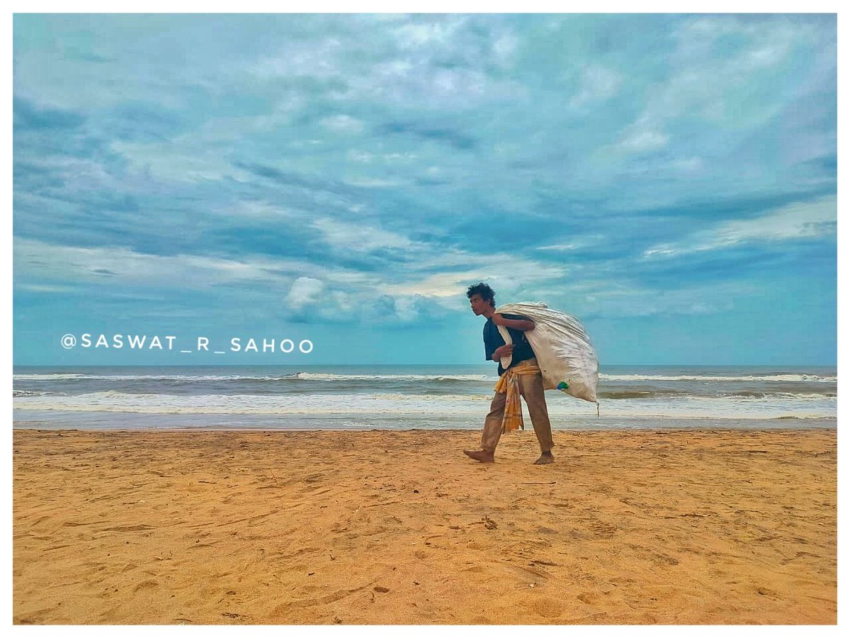 Saswat_r_sahoo's tweet image. ସମାଜରେ ଅବହେଳିତ ଏହି ପେଶା, ବାସ୍ତବରେ ପରିବେଶ ସୁରକ୍ଷାରେ ଅତ୍ୟନ୍ତ ଗୁରୁତ୍ୱପୂର୍ଣ୍ଣ। ବେଳାଭୂମିରେ ପଡି ରହୁଥିବା ପ୍ଲାଷ୍ଟିକ, କାଗଜ, ବୋତଲ, ଲୁହା – ଯାହା ଆମ ପାଇଁ ଆବର୍ଜନା କିନ୍ତୁ ସେଥିରେ କାହାର ଜୀବନର ଅନ୍ନ, ସନ୍ତାନଙ୍କର ଶିକ୍ଷା, ପରିବାରର ଆଶା ଲୁଚିଥାଏ।