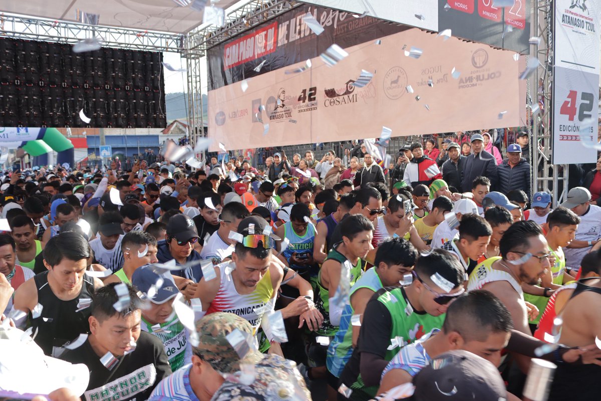 JimmyChaclan_EU's tweet photo. Con confeti y aplausos se dio el banderazo de salida de la 42 edición de la Medio Maratón Internacional Atanasio Tzul en #Totonicapán, donde también se contó con la presencia del párroco Max Vidal, quien elevó una oración previo al inicio. 

@EmisorasUnidas @EUDeportes @EU_Xela https://t.co/1n7B7qNylc