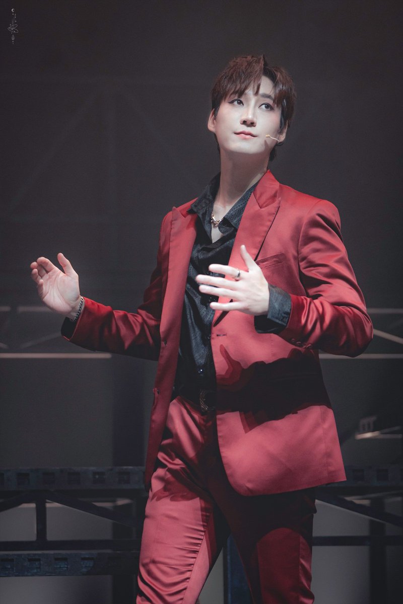 25. 8. 24. 트레드밀 커튼콜
B 役 || #성연

저기 2층에 술쳐먹는 레게머리 보여?