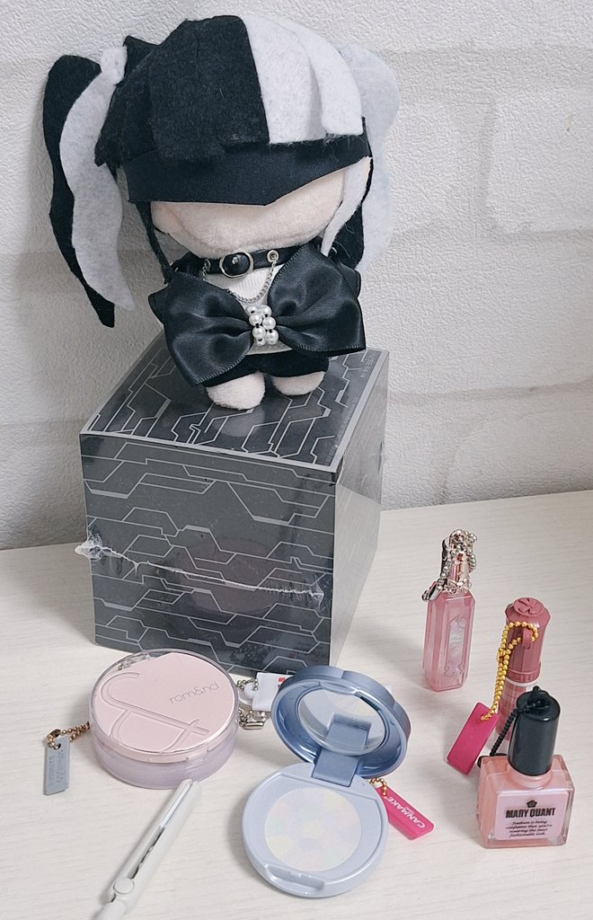 6ちゃんに服と集めてたメイクあげました💕

お洋服無地の白だったからデカリボンつけて自分の持ってる服とお揃いにしようと思ったら数倍デカくて多分外す
