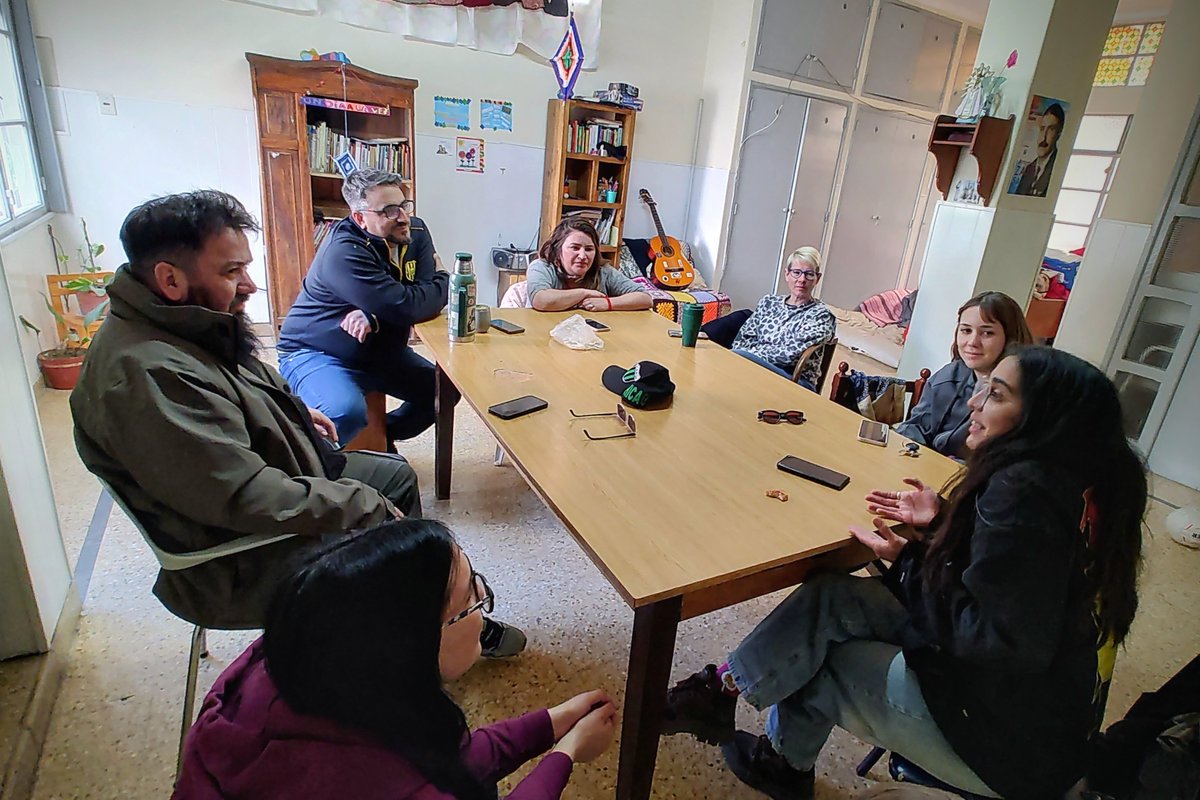 Visitamos la sede de Calle Belén, un espacio de la Familia Grande Hogar de Cristo.

El grupo se vincula con la querida Orquesta de White y ayer pude conocer este lugar que tienen en Bahía.

¡Gracias Andoni y Rocío por recibirnos y por su vocación para "organizar la esperanza"!