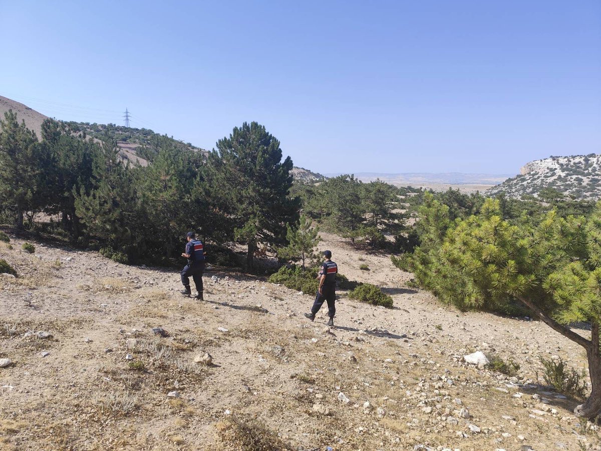 Tepebaşı İlçe Jandarma Komutanlığı Asayiş Timlerince, orman yangınlarının önlenmesi ve ormanlık alanlara giriş yasağının denetimi maksadıyla 24.08.2025 tarihinde drone destekli, yaya ve motorlu önleyici kolluk devriyeleri icra edilmiştir.