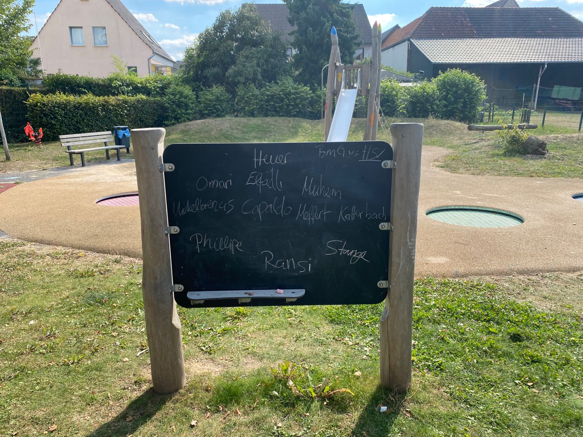 dan_snackroyd's tweet photo. Aufm Spielplatz mit der Fam aber #nurderHSV #HSV #BMGHSV https://t.co/49lKfAeFqX