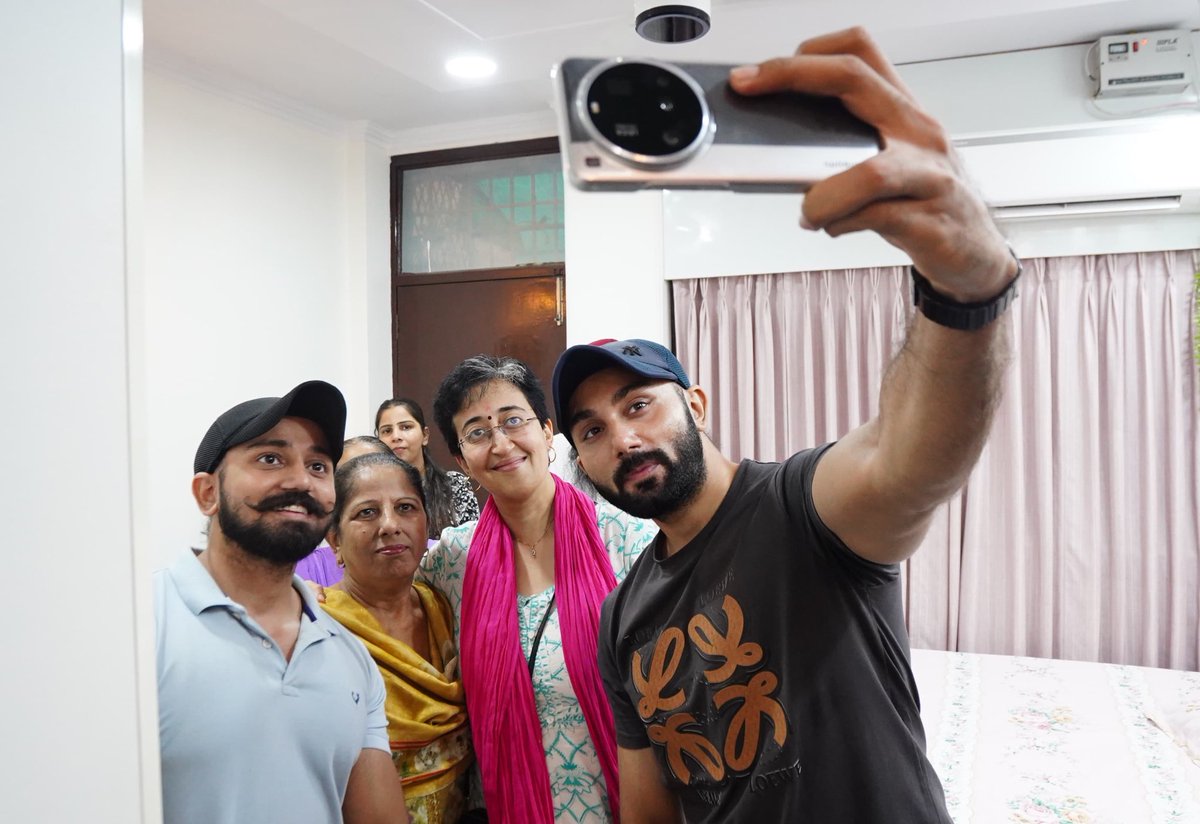 लोगों से सीधा संवाद ही क्षेत्र के विकास की असली कुंजी है।

विधायक <a href="/AtishiAAP/">Atishi</a> जी कालकाजी विधानसभा क्षेत्र के गोविंदपुरी गली नंबर 5 निवासी भूपेंदर कौर जी के घर पहुँचीं, उनका हालचाल लिया और आसपास के लोगों से मुलाक़ात कर क्षेत्रीय मुद्दों पर चर्चा की।