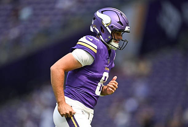 Trade: Vikings are sending QB Sam Howell to the Philadelphia Eagles, per ESPN sources. 

Howell now will join Jalen Hurts and Tanner McKee in the Eagles QB room.