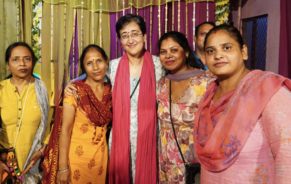 लोगों की समस्याओं का हल जनता और जनप्रतिनिधि के आमने-सामने बैठकर बात करने से होता है। यही संवाद लोकतंत्र की ताकत है और इसी से भरोसा भी गहरा होता है।

आपकी विधायक <a href="/AtishiAAP/">Atishi</a> जी ने कालकाजी विधानसभा क्षेत्र की गोविंदपुरी की गली नंबर 9-17 के निवासियों से मुलाकात की।स्थानीय निवासियों