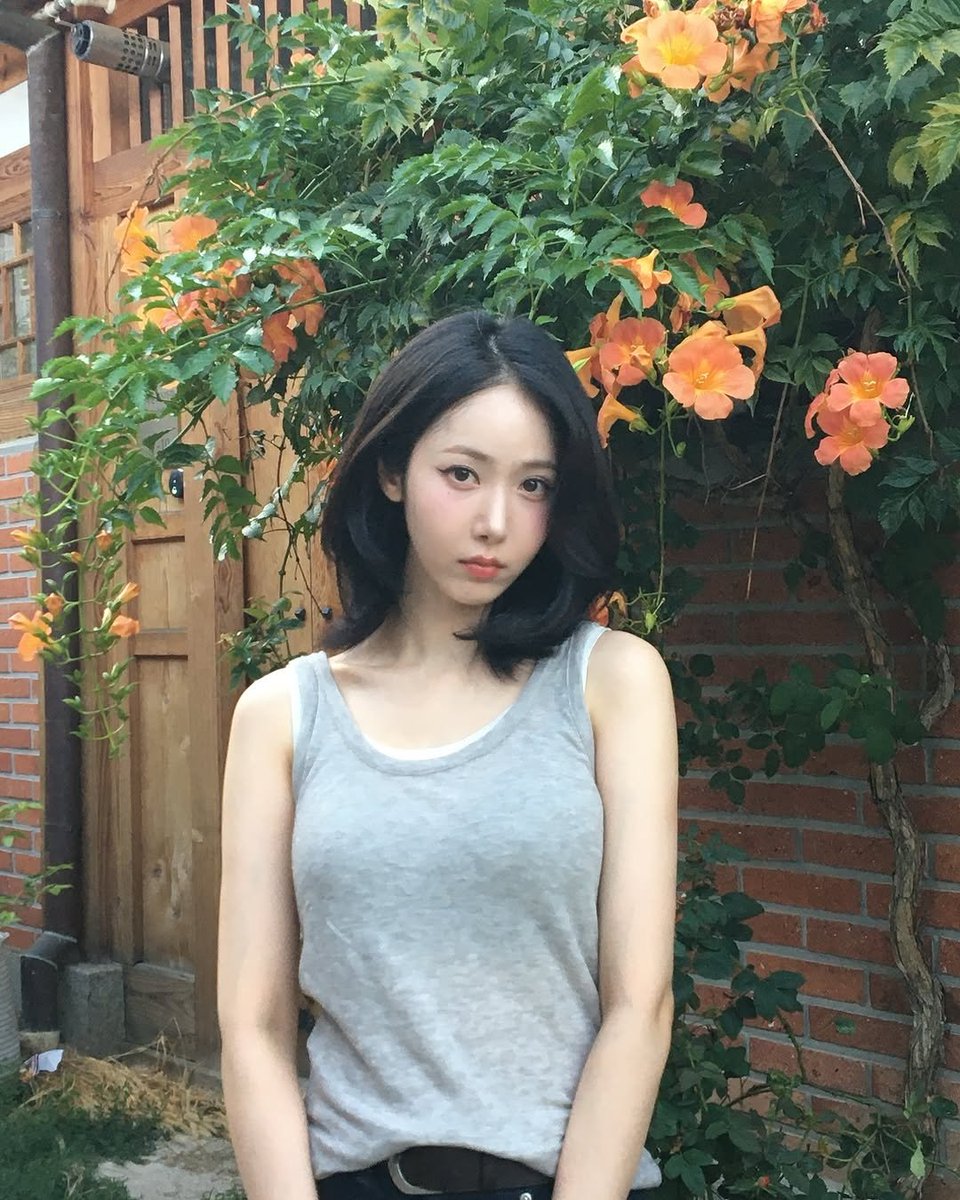 sowon and sinb's date. so cute how they're matchy matchy