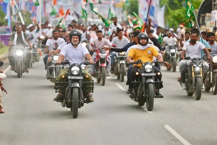 गौर से देखिए तस्वीर को पप्पु (राहुल गांधी ) और गप्पु (तेजस्वी यादव) बाइक चलाते हुए हैमलेट लगाए हुए है बाकी अन्य युवाओं को ये दोनों हैमलेट लगाने नहीं दिया है ताकी बाईक रैली आकर्षण दिखे चाहे युवाओं को एक्सीडेंट हो जाए , सर मे चोट लग जाए ,युवा कौमा में चले जाए कोई फर्क नहीं पड़ता ।