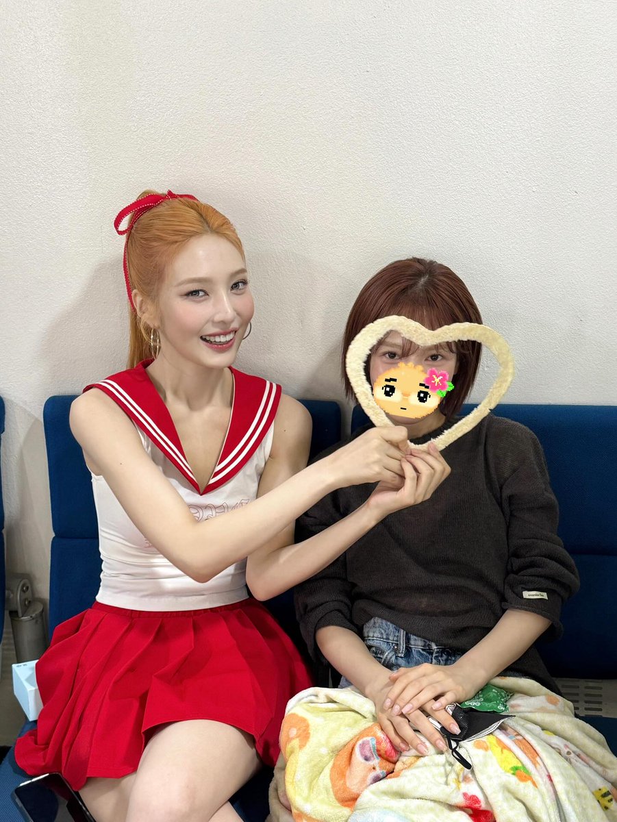 joy with her unnies 🥺💞
