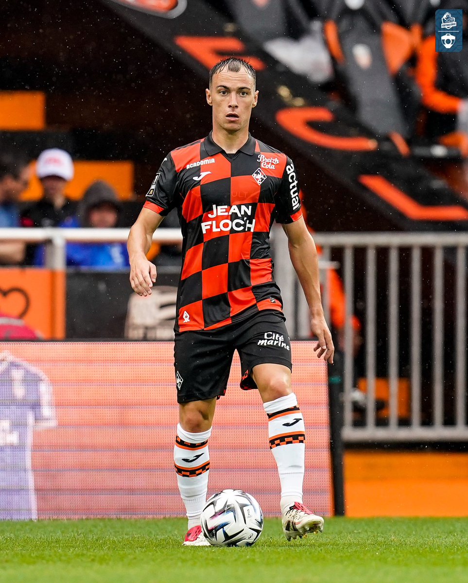 Footballogue's tweet image. 𝗣𝗥𝗘𝗠𝗜𝗘𝗥 𝗕𝗨𝗧 𝗘𝗡 𝗟𝗜𝗚𝗨𝗘 𝟭 𝗣𝗢𝗨𝗥 𝗣𝗔𝗕𝗟𝗢 𝗣𝗔𝗚𝗜𝗦 (𝟮𝟮 𝗔𝗡𝗦) ! 🧡🖤

On est obligé de penser à son papa, Mickael Pagis, véritable LÉGENDE de la L1 ! 🙏