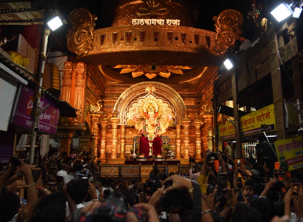 The grand unveiling of #LalbaugchaRaja drew massive crowds in #Mumbai today.  

📸- Imtaz Shaikh / TOI  #ganeshotsav #mumbaiganpati #lalbaughcharaja