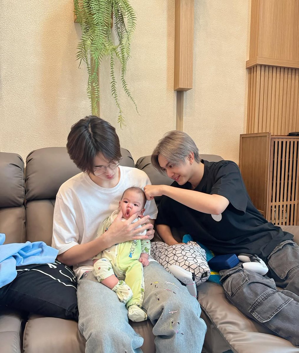 BEUSphilippines's tweet photo. ‧₊˚✧ [ PHUTATCHAI IG POST UPDATE ] ✧˚₊‧
🗓 08. 24. 2025

— from makimink 
วันนี้เฮียภูมาเล่นกับเคเดนด้วยค้าบบ🧸❤️ #CADEN #C3 #3rdC

#PHUTATCHAI
#COPPERdechawat
#BUSbecauseofyouishine https://t.co/hDeXYIXOSW