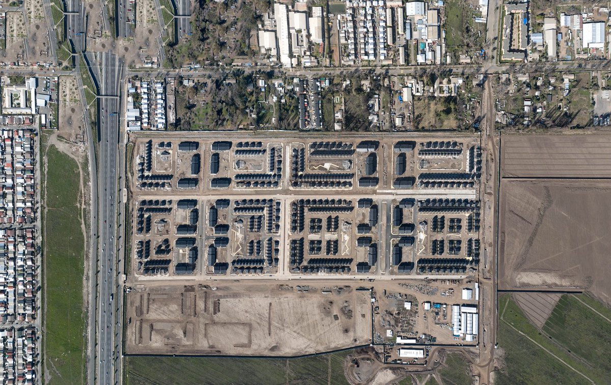 🏡 Con orgullo te presentamos la etapa 1 del Eco Barrio La Platina, un megaproyecto habitacional de notable calidad, diseño y seguridad. 🌍✨

🔹 1.203 viviendas entre departamentos y casas, todas construidas en hormigón armado y resistentes a sismos.

Imágenes: Ignacio Infante.