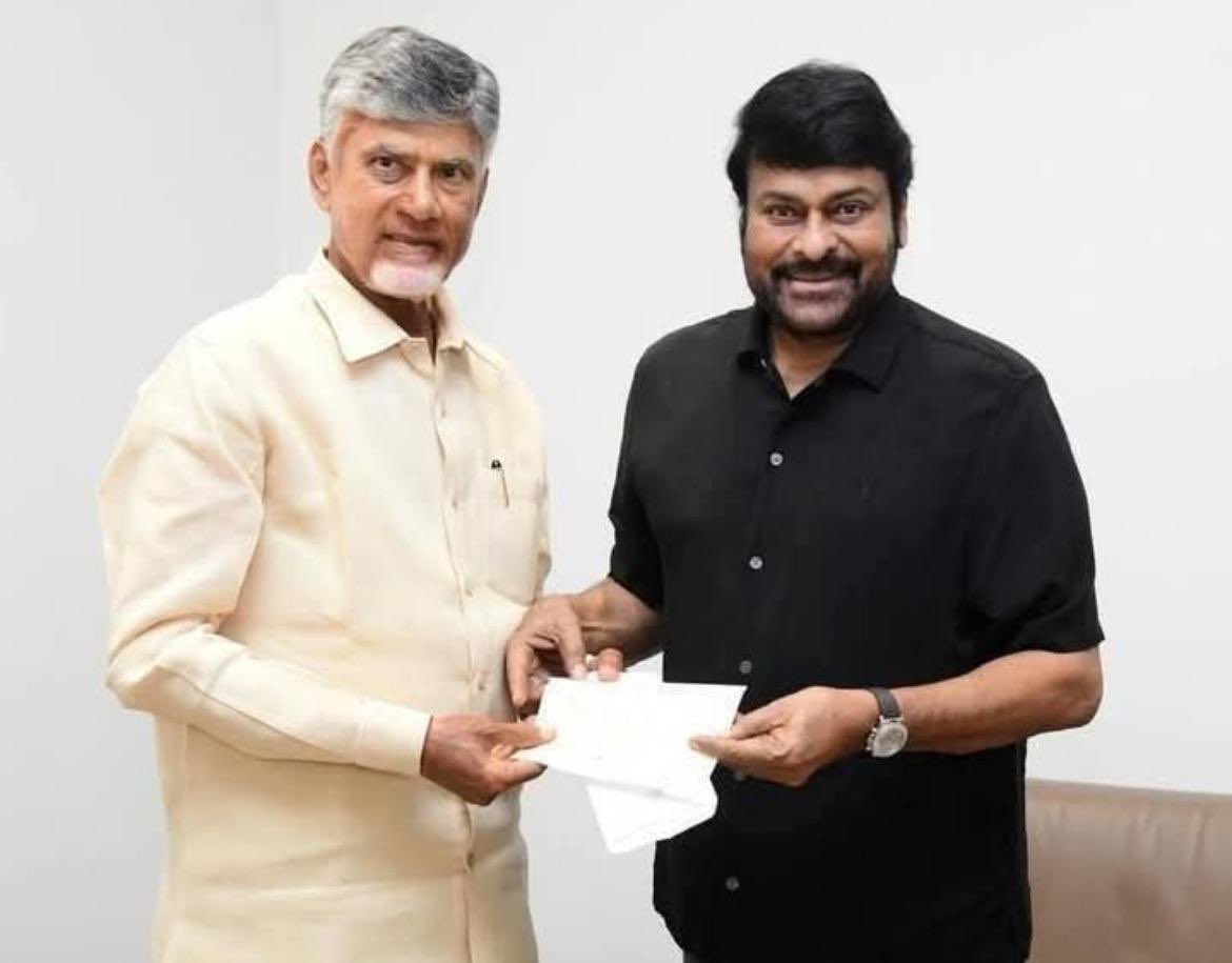 Chiru Trends (@kchirufantrends) on Twitter photo Mega Star <a href="/KChiruTweets/">Chiranjeevi Konidela</a> Garu donated 1 Crore Rupees to AP CM Relief Fund, Check handovered to Honarable AP CM Shri. <a href="/ncbn/">N Chandrababu Naidu</a> Garu🤗.
Maa Boss Bangaram❤❤❤❤
Jai Chiranjeeva🛐☺
#MegaStarChiranjeevi #Chiranjeevi Mega Star <a href="/KChiruTweets/">Chiranjeevi Konidela</a> Garu donated 1 Crore Rupees to AP CM Relief Fund, Check handovered to Honarable AP CM Shri. <a href="/ncbn/">N Chandrababu Naidu</a> Garu🤗.
Maa Boss Bangaram❤❤❤❤
Jai Chiranjeeva🛐☺
#MegaStarChiranjeevi #Chiranjeevi