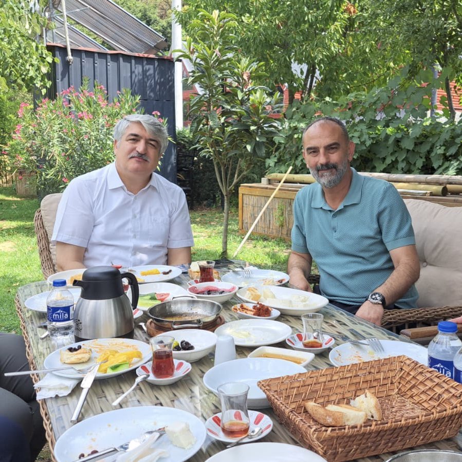 Genel Merkez Ar-Ge Başkanınız SN.Özcan Güngör Ankara-İstanbul arası molasında yardımcıları Sn.Lütfü Çeliktaş ve Sn.Abdullah Gevher'i Sakaraya Anahtar Parti Ar-Ge başkanım Süleyman Çomoğlu,İl Aile Kadın Sosyal Polikaları başkanım Fatma Telimen,Arifiye ilçe Başkanım Ünal