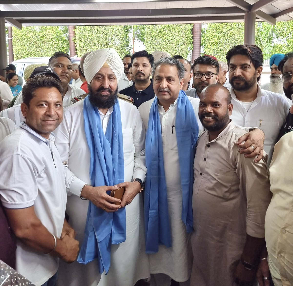 Vijay Inder Singla (@vijayindrsingla) on Twitter photo ਅੱਜ ਵਿਰੋਧੀ ਧਿਰ ਦੇ ਨੇਤਾ ਸ. ਪ੍ਰਤਾਪ ਸਿੰਘ ਬਾਜਵਾ ਜੀ <a href="/Partap_Sbajwa/">Partap Singh Bajwa</a> ਦਾ ਮੇਰੀ ਸੰਗਰੂਰ ਰਿਹਾਇਸ਼ ਵਿਖੇ ਆਉਣਾ ਹੋਇਆ। ਉਹਨਾਂ ਨਾਲ ਚਾਹ ਦਾ ਕੱਪ ਸਾਂਝਾ ਕਰਦਿਆਂ ਪੰਜਾਬ ਦੀ ਰਾਜਨੀਤੀ ਬਾਰੇ ਵੀ ਗੰਭੀਰ ਵਿਚਾਰ ਵਟਾਂਦਰਾ ਹੋਇਆ।
ਸ. ਬਾਜਵਾ ਜੀ ਲੰਬੇ ਸਮੇਂ ਤੋਂ ਪੰਜਾਬ ਦੀ ਰਾਜਨੀਤੀ ਦਾ ਅਟੁੱਟ ਅੰਗ ਹਨ ਅਤੇ ਉਹਨਾਂ ਦੇ ਤਜਰਬੇ ਤੋਂ ਸਮੂਹ ਅੱਜ ਵਿਰੋਧੀ ਧਿਰ ਦੇ ਨੇਤਾ ਸ. ਪ੍ਰਤਾਪ ਸਿੰਘ ਬਾਜਵਾ ਜੀ <a href="/Partap_Sbajwa/">Partap Singh Bajwa</a> ਦਾ ਮੇਰੀ ਸੰਗਰੂਰ ਰਿਹਾਇਸ਼ ਵਿਖੇ ਆਉਣਾ ਹੋਇਆ। ਉਹਨਾਂ ਨਾਲ ਚਾਹ ਦਾ ਕੱਪ ਸਾਂਝਾ ਕਰਦਿਆਂ ਪੰਜਾਬ ਦੀ ਰਾਜਨੀਤੀ ਬਾਰੇ ਵੀ ਗੰਭੀਰ ਵਿਚਾਰ ਵਟਾਂਦਰਾ ਹੋਇਆ।
ਸ. ਬਾਜਵਾ ਜੀ ਲੰਬੇ ਸਮੇਂ ਤੋਂ ਪੰਜਾਬ ਦੀ ਰਾਜਨੀਤੀ ਦਾ ਅਟੁੱਟ ਅੰਗ ਹਨ ਅਤੇ ਉਹਨਾਂ ਦੇ ਤਜਰਬੇ ਤੋਂ ਸਮੂਹ