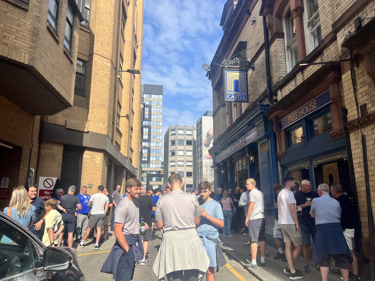 Good morning, I’m at the Denbigh Castle in town ahead of Everton’s first Premier League match at the Hill Dickinson Stadium this afternoon