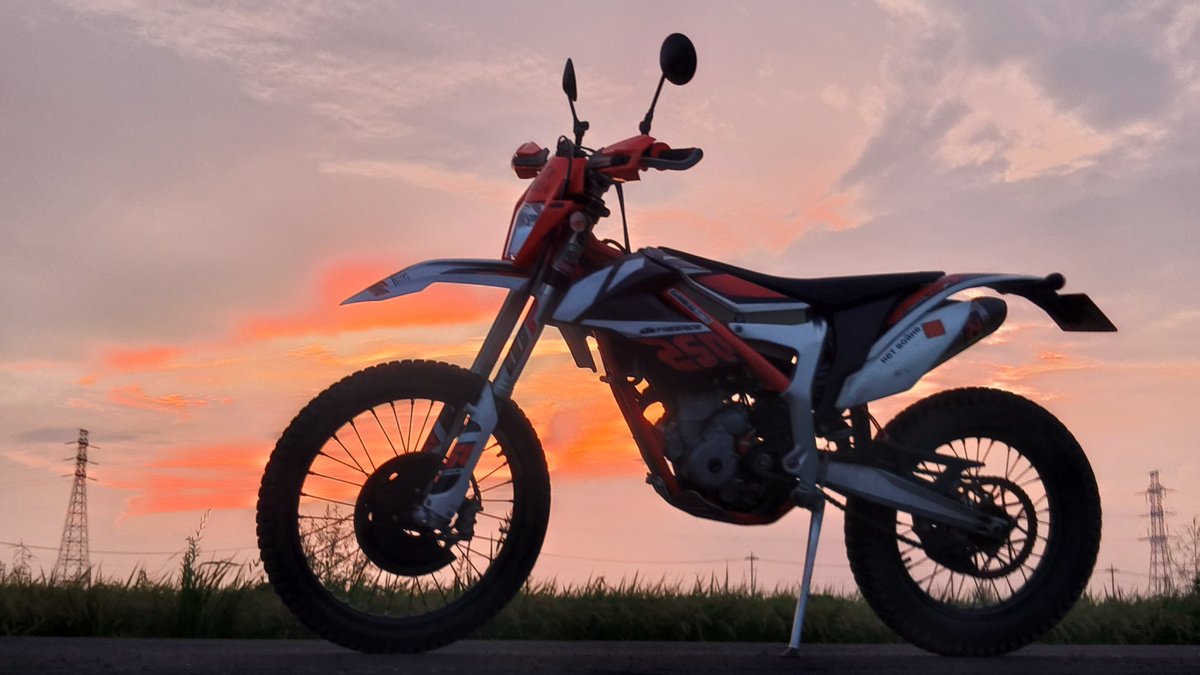 KTM819O4's tweet photo. #FREERIDE250F #夕暮れ https://t.co/2iwDvQPXcC