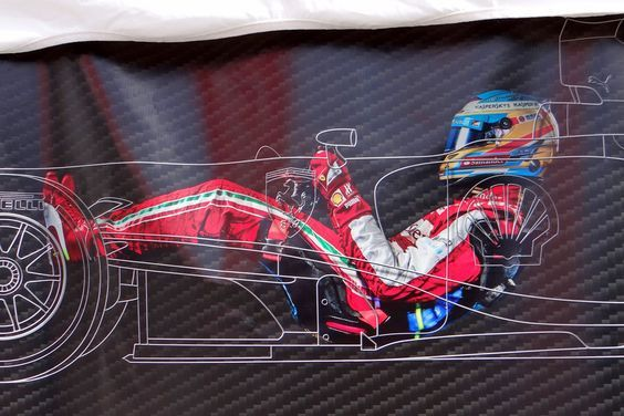 콕핏(cockpit)... 진짜 차랑 한 몸이 되는 듯한 엪원... 숨막히는 듯한 공간이지만 저 안에서 엄청난 힘의 브레이크를 밟고 지포스를 견디며 타드버들과 경쟁을 하고 서킷을 달린다는게 진짜 인간의 한계를 넘어선 스포츠 인 것 같음