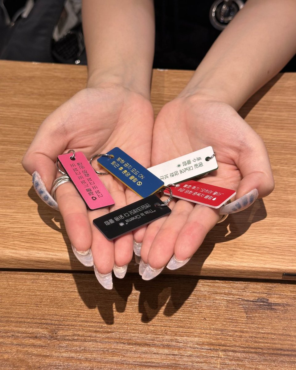 🚀 씨네웨이 굿즈샵 오픈 Season 3 (8/25(월) - 8/31(일))
➀ 영화끝나면깨워주세요 모자
➁ 영화평론가(무급) 모자
➂ 가장빨리볼수있는영화티켓한장 티셔츠
➃ 시네필 클럽 키링 5종
➄ 시네필 지망생을 위한 5계명 티셔츠
* 상세 이미지 굿즈샵 홈페이지 참고