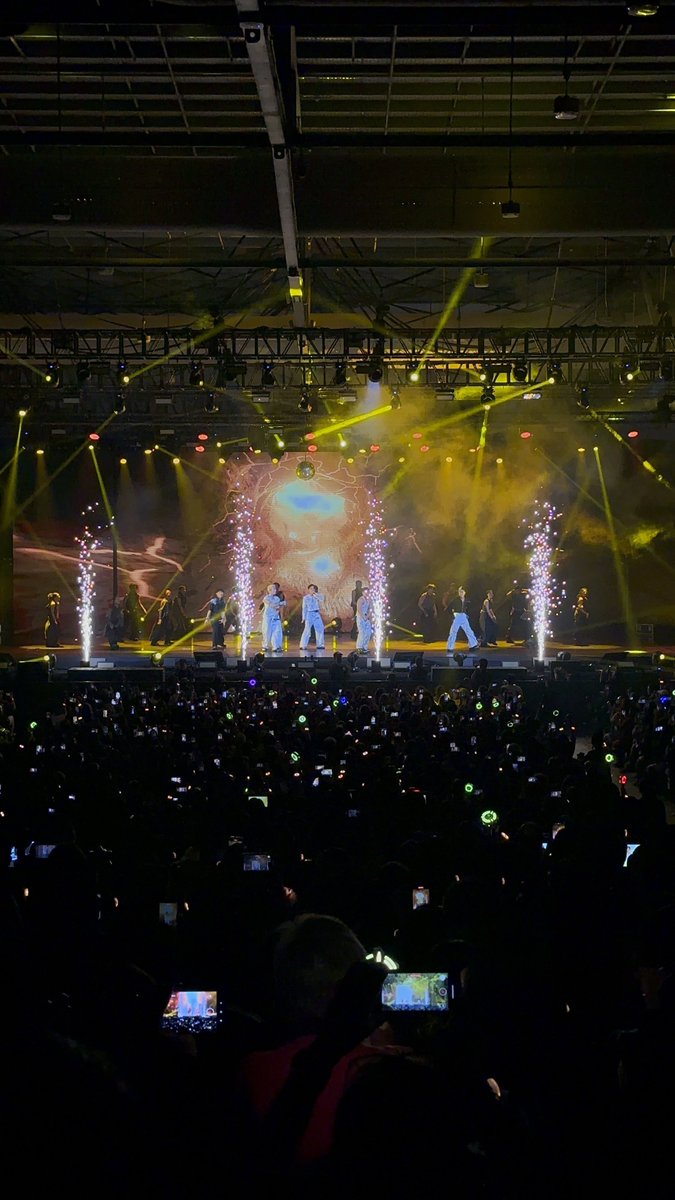 DroChavez's tweet photo. The SOLD-OUT KINGS! 👑 RECORD BREAKING 7,000 audience in Singapore!

SINGAPORE ROARS WITH SB19
@SB19Official #SB19
#SaWWorldTourSG https://t.co/1ff25sw1EY