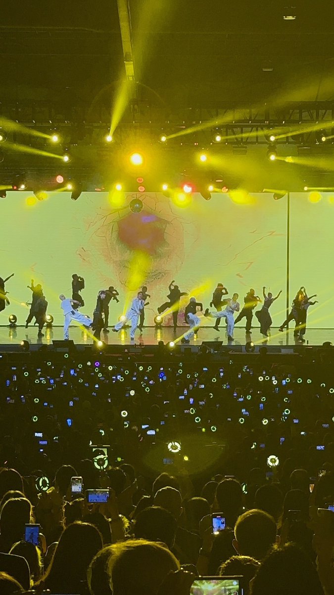 DroChavez's tweet photo. The SOLD-OUT KINGS! 👑 RECORD BREAKING 7,000 audience in Singapore!

SINGAPORE ROARS WITH SB19
@SB19Official #SB19
#SaWWorldTourSG https://t.co/1ff25sw1EY