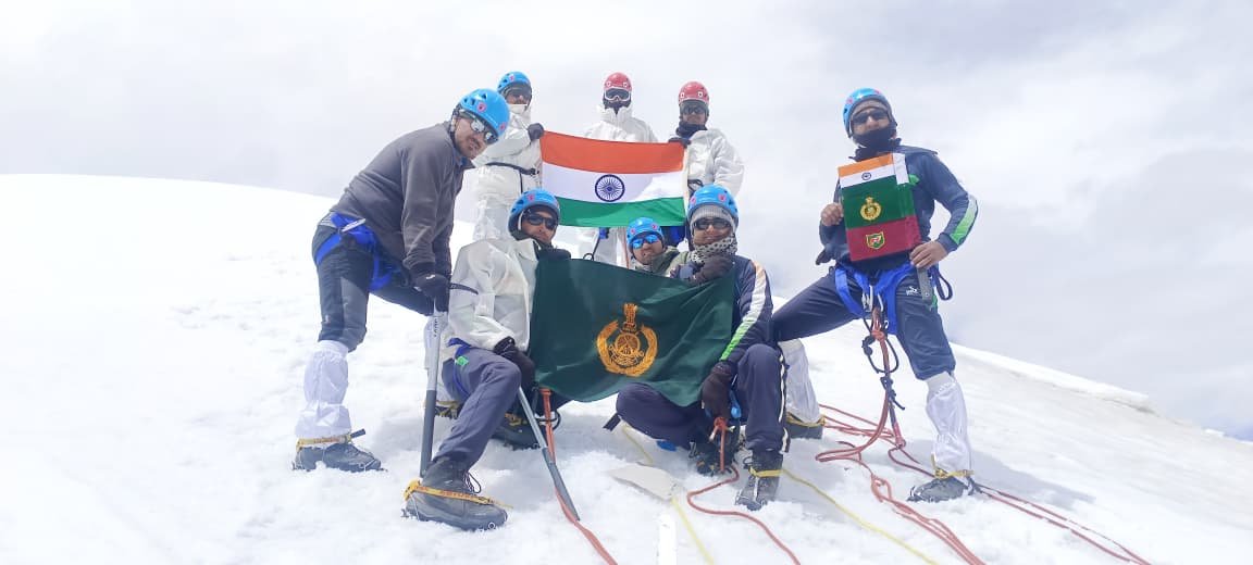 AIRNewsHindi's tweet image. 🇮🇳23 अगस्त 2025 को NW फ्रंटियर के 9 जांबाज़ #ITBP पर्वतारोहियों ने 6,489 मीटर (21,400 फीट) ऊंची चोटी फतह की ।

 AC ऋषभ कुमार के नेतृत्व में दल ने 7 घंटे की कठिन चढ़ाई कर साहस और गौरव का परिचय दिया। 

#Mountaineering 
#TeamTriumph #Himveers @ITBP_official