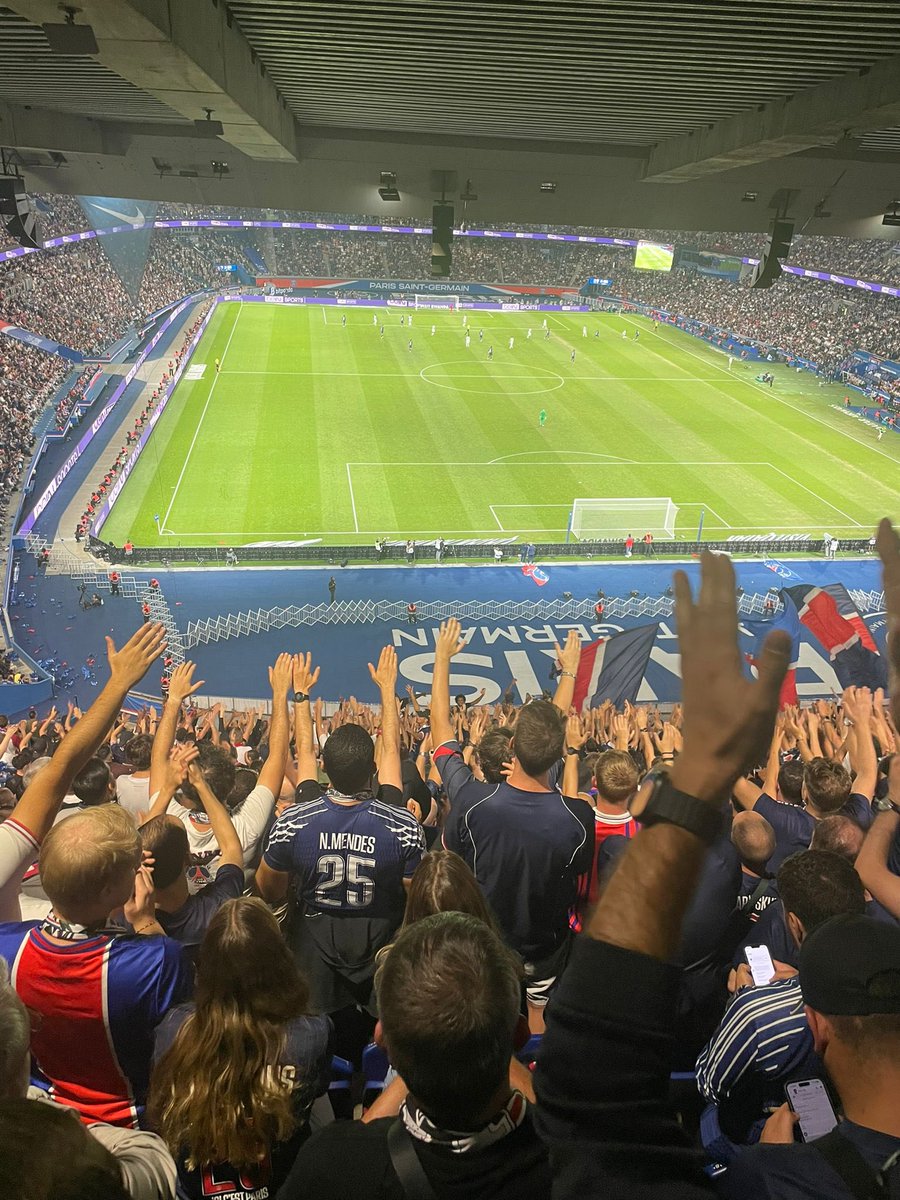 StudHelp_'s tweet image. C’est la reprise 🏟️⚽️

Et quoi de mieux qu’aller voir un match du PSG pour nos bénéficiaires grâce à PSG For Communities  ♥️

20 étudiants ont pu profiter du match dans le célèbre virage Auteuil 🫡