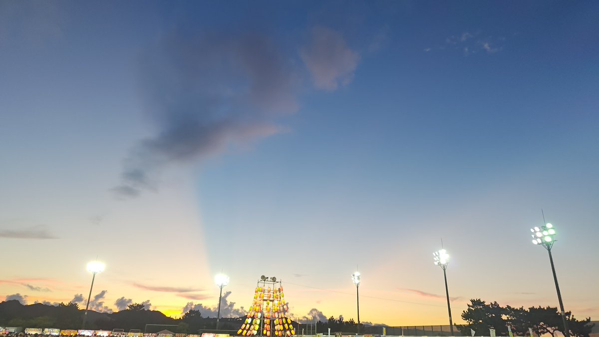 地元の夏祭り、空が割れてました