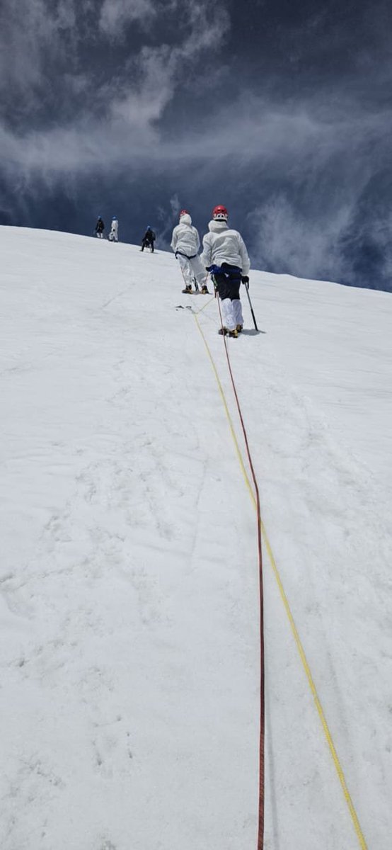 airnewsalerts's tweet image. 🏔️𝐄𝐩𝐢𝐜 𝐒𝐮𝐦𝐦𝐢𝐭!

Nine valiant #ITBP climbers of NW Frontier conquered the 6,489M (21,400 ft) peak after a grueling 7-hour climb on steep ice &amp;amp; snow. 

Led by AC Rishabh Kumar, the team showcased grit &amp;amp; glory!

#Mountaineering #TeamTriumph #Himveers @ITBP_official