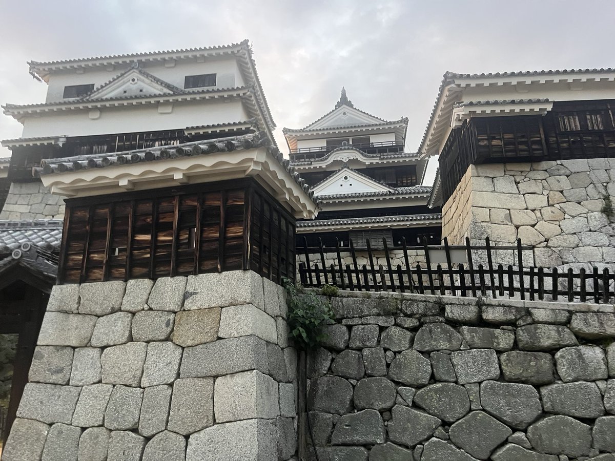 komachik1221's tweet photo. 松山城かっこよかった！登った先から見える景色もよかった！ https://t.co/ETh2tjWLxw