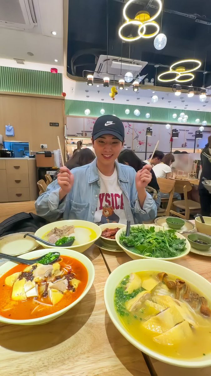 Waktunya makan-makan karena besok udah senin.