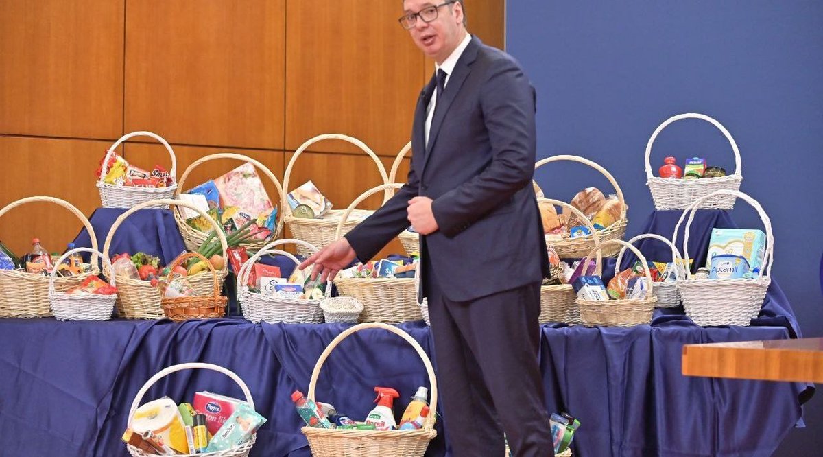 Dok "predsednik" predstavlja novi paket ekonomskih mera, električna energija će, po najavi direktora EPS-a, poskupeti najmanje 7% od 1.oktobra.

Šta ćemo sa tim?