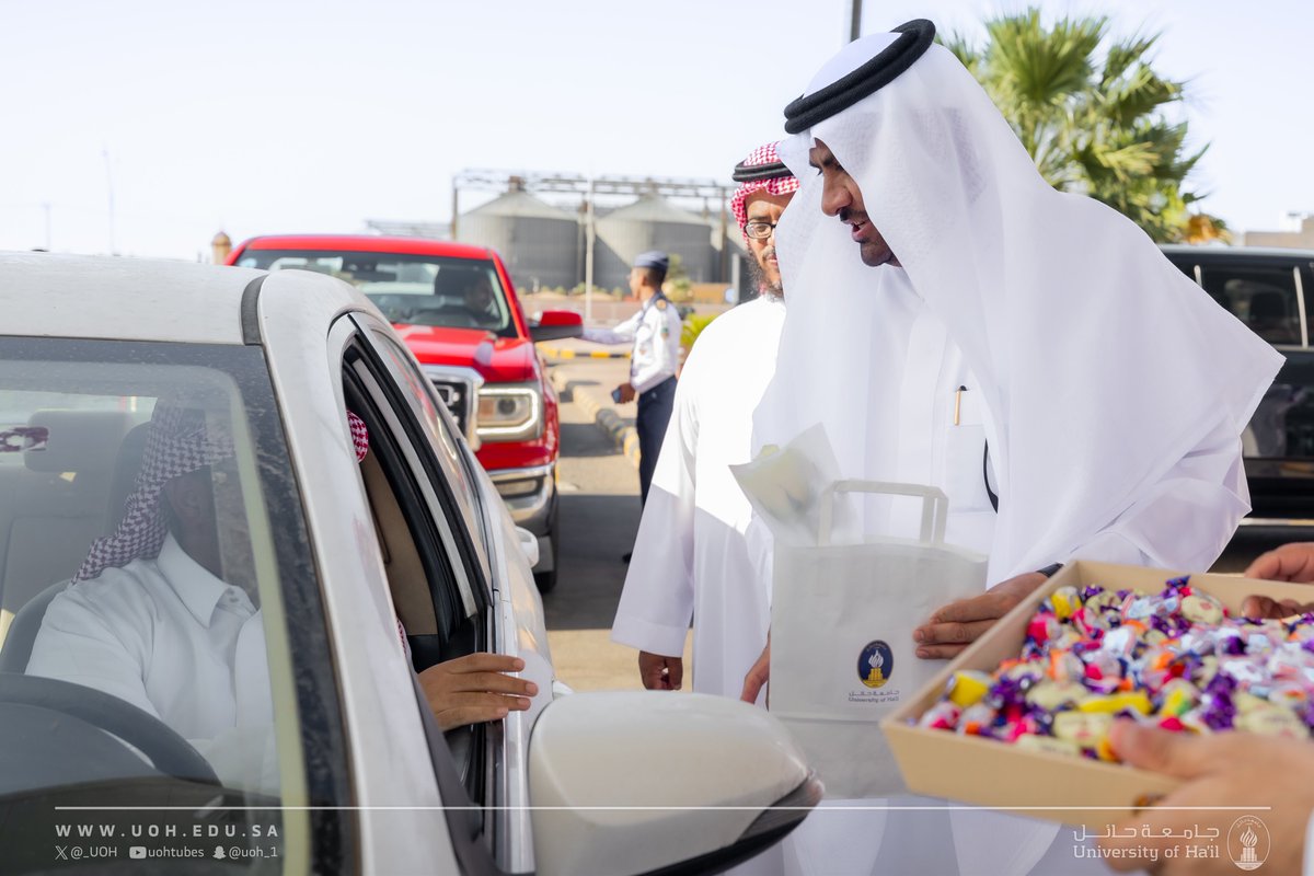 استقبلت #جامعة_حائل، صباح اليوم، طلابها وطالباتها عند بوابات المدينة الجامعية بالورود والعبارات التحفيزية؛ احتفاءً ببدء العام الجامعي الجديد، وترسيخًا لقيم الدعم والتحفيز منذ اللحظة الأولى.
#تعليمنا_قيم