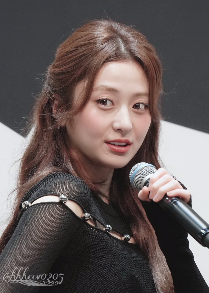 250824 ♡ DIFFERENT 全員サイン会

😏✨🪄*⋆☆

#르세라핌 #LE_SSERAFIM 
#허윤진 #HUHYUNJIN 
#윤진 #ユンジン #YUNJIN