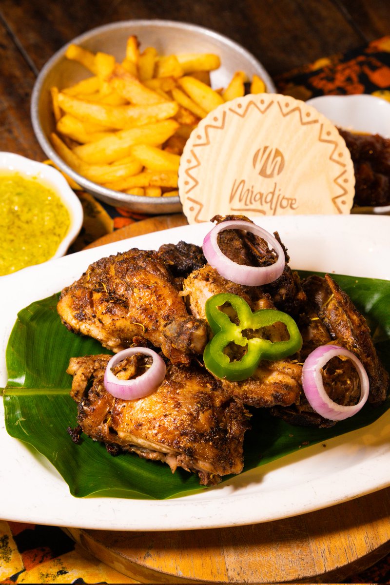 miadjoe's tweet image. Chaud et croustillant.⁣⁣
Commandez votre plat de demi poulet 🐓 braisé au📱: 70584848 ou 97001212. ⁣⁣
Bon appétit ! 😋⁣⁣
⁣⁣
#Miadjoe #Aného #LacTogo