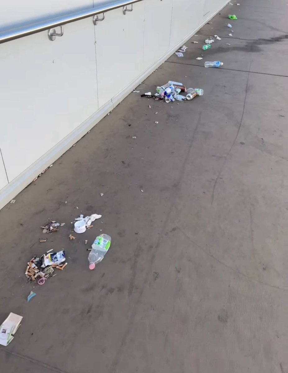 nikin81's tweet photo. @BeppeSala @atm_informa @ComuneMI 
Passerella di san cristoforo @metro4mi Davvero non si può fare meglio di cosi a distanza di pochi mesi? È già degrado, sporca e deturpata e la sera è buio pesto, da aver paura a tornare a casa…interveniamo subito prima che sia tardi… https://t.co/hhkzB90bNU