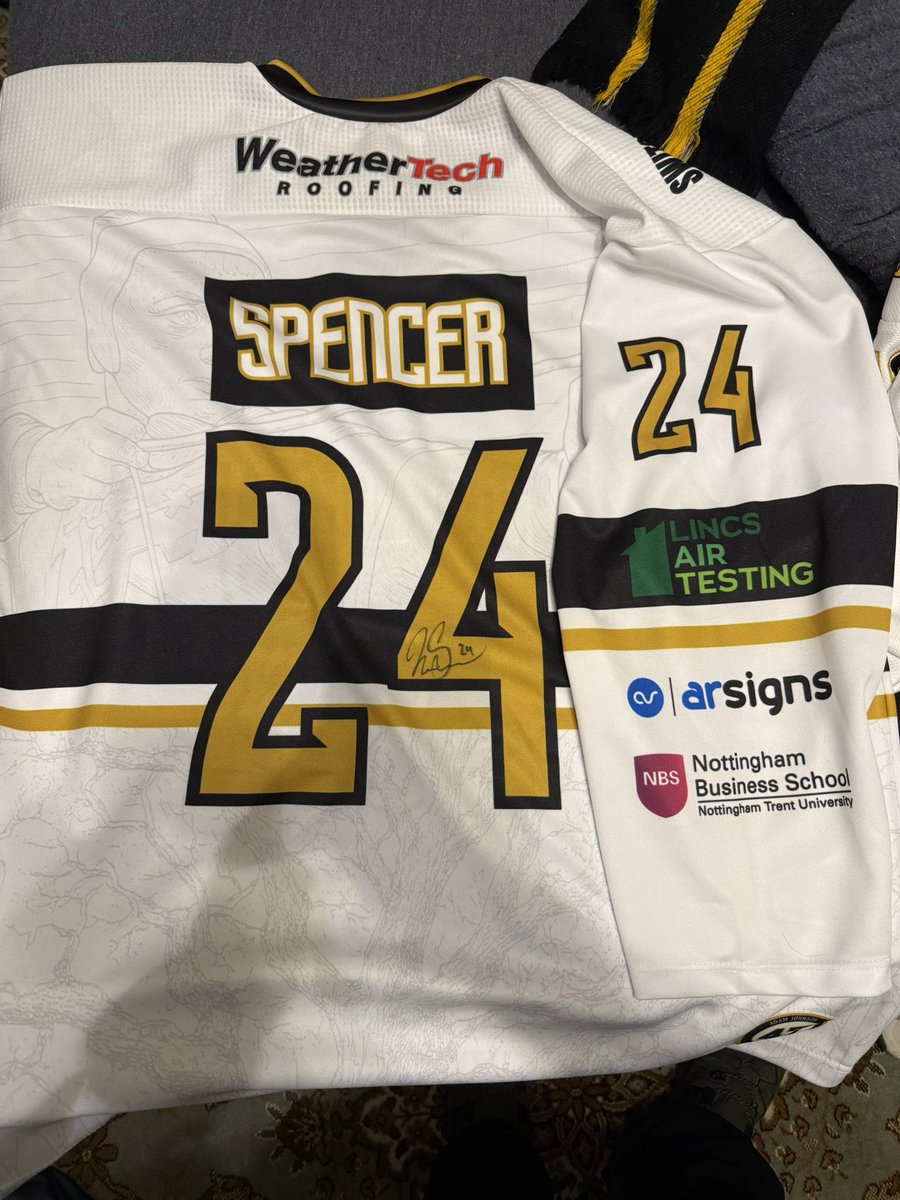 The surreal moment seeing your name on the <a href="/PanthersIHC/">Nottingham Panthers</a> Jumbotron !!😱😱 

First game back means first picture of the season with the best elite league mascot PAWSS 🐾 
<a href="/Panthersmascot/">Paws</a> 

Here’s to another amazing season
 LETS GO PANTHERS 😼🖤💛