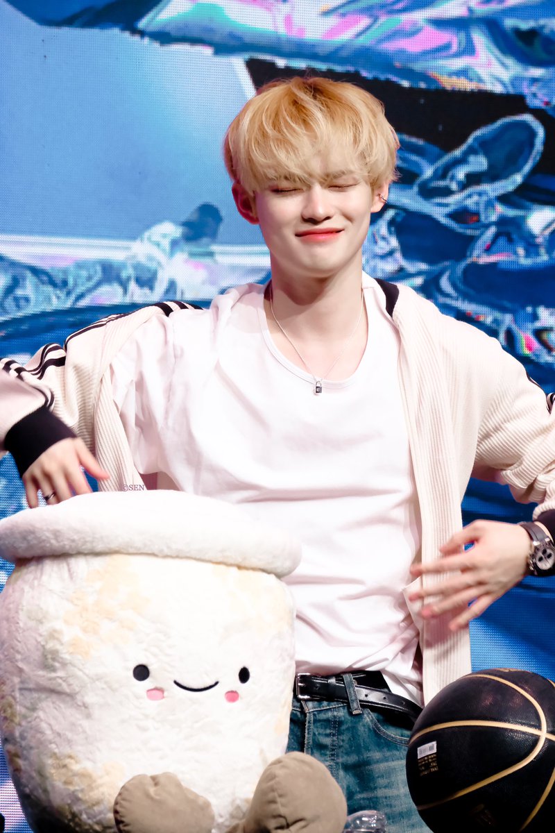 42seno_0's tweet photo. 250823
QQ音乐签售会
◠‿◠
#辰乐 #천러 #CHENLE https://t.co/ICCtI5s9ZW