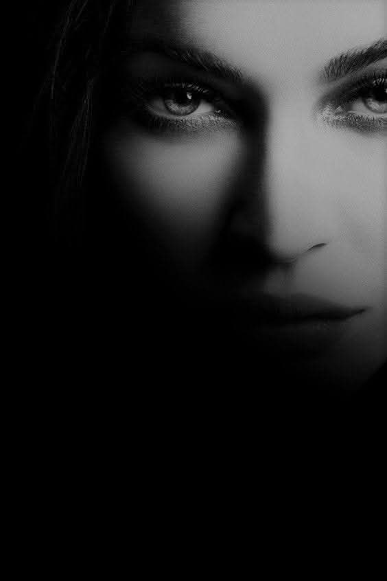 Ci sono notti che abbiamo dormito insieme senza che tu lo sapessi. Perché ti ho mentito quando dicevo di non sognarti la notte.
Ti ho mentito però quando dicevo che i miei sogni duravano solo la notte.Perché vivevano anche il giorno quando bastava un niente a ricordarmi di te
Web