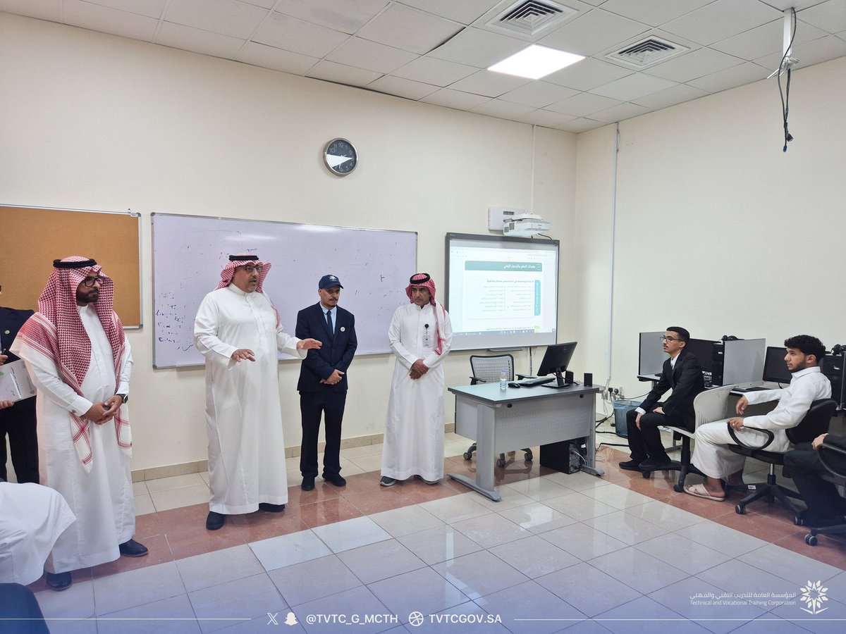 #تغطية 
سعادة نائب المحافظ المساعد للتدريب الاستاذ/ ابراهيم بن عبدالعزيز الطباش يرافقه مدير إدارة التدريب التقني بمنطقة المدينة المنورة د. سلطان الغامدي يلتقون بقيادات الكلية ويطلعون على خطة بدء التدريب من اليوم الأول ويقومون بزيارة القاعات والمعامل التدريبية ومطابخ التدريب