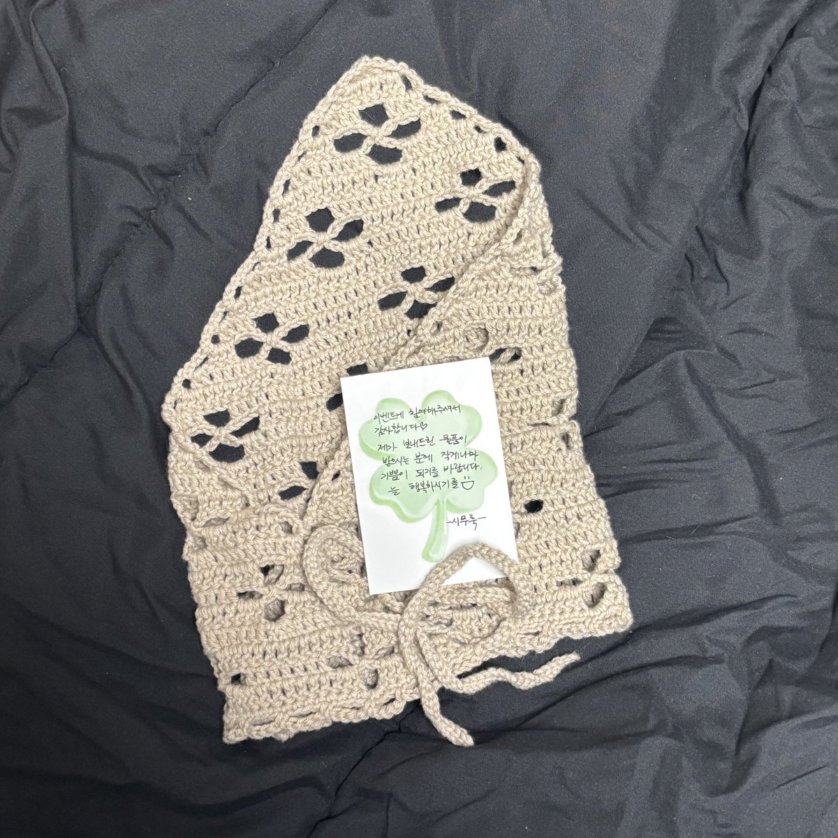 늦은 후기 
저번에도 이벤트 당첨되서 후드 받았었는데 이번에도 이렇게 샘 작품을 받게되어 정말 영광입니다아!!! 진짜 너무 이뻐요 어떻게 이렇게 꼼꼼히...진짜 금손🥹 (소곤소곤) 저보다 동생이 더 많이 사용해요😆 이벤트 감사합니다!!! 진짜 이쁘다는 말 밖에 할수가 없네요🥰