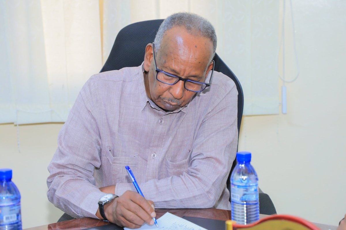 August 24 2025: Guddoomiyaha Guddiga Doorashooyinka Puntland, Mudane Ahmed Mohamoud Omarr, oo uu wehehliyo Guddoomiye kuxigeenka Guddiga Mudane Abdinur Sheikh  Mohamed Is-hak, ayaa maanta shir Guddoomiyay kulanka asbuuclaha ah ee <a href="/PECPuntland/">PEC</a>