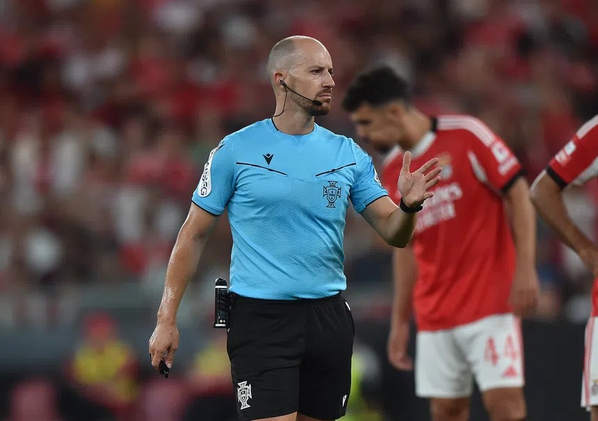 Um árbitro que não sabe aplicar a "lei da vantagem" não pode dirigir jogos da 1.a nem da 2.a Liga. Se sabe e não a aplica ou só a aplica quando dá jeito, não pode ser árbitro.