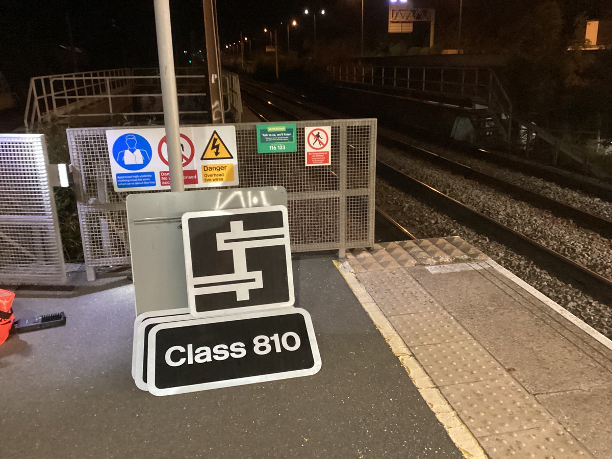 13milepost's tweet image. During non tweeting hours 🦉 without  ceremony    Power  Change  Over  signage  removed  at  Mill  Hill  Broadway  -  Class  810  stock  now  able  to  observe  “HST”  ⭕️permissible  speed  south  of  Bedford  Pantograph  ⚡️ Raised    #TrackTeam 🚧🦺 #PantographInspector 🐈‍⬛