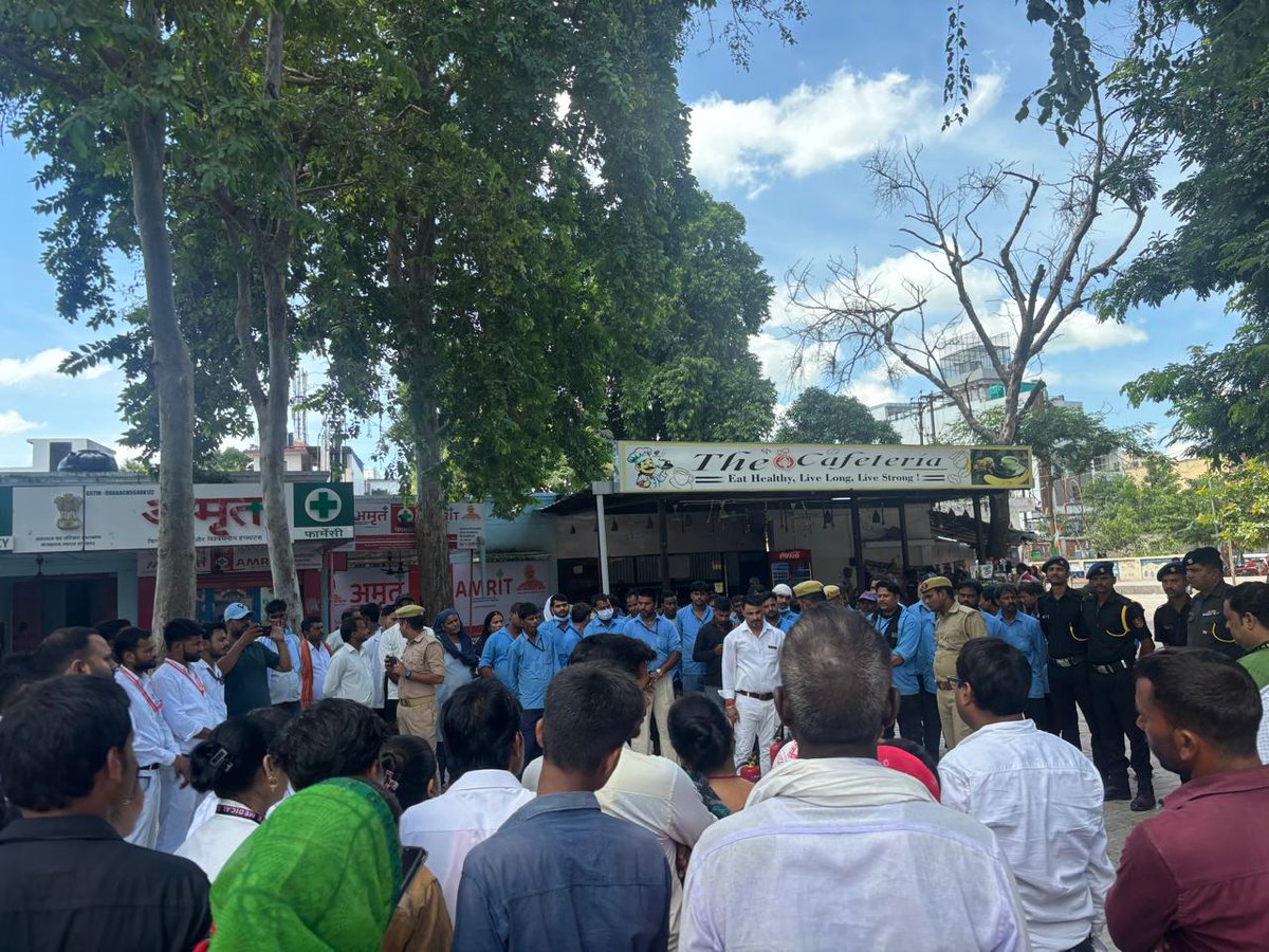 asmcbahraich's tweet photo. *चिकित्सा महाविद्यालय में अग्निशमन सुरक्षा पर मॉक ड्रिल : आग बुझाने की विधियों के बारे में दिया गया प्रशिक्षण @MeUPGovt https://t.co/Ex89Z4Awo5
